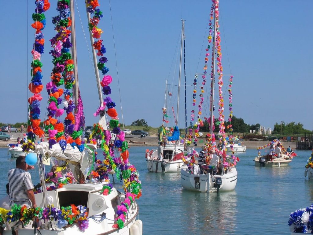 fete de la mer bateaux decores procession des bateaux port de Courseulles sur mer en hommage aux marins calvados normandie