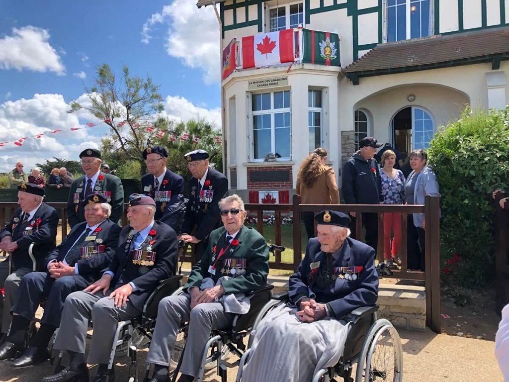veterans canadiens devant la maison des canadiens bernieres sur mer