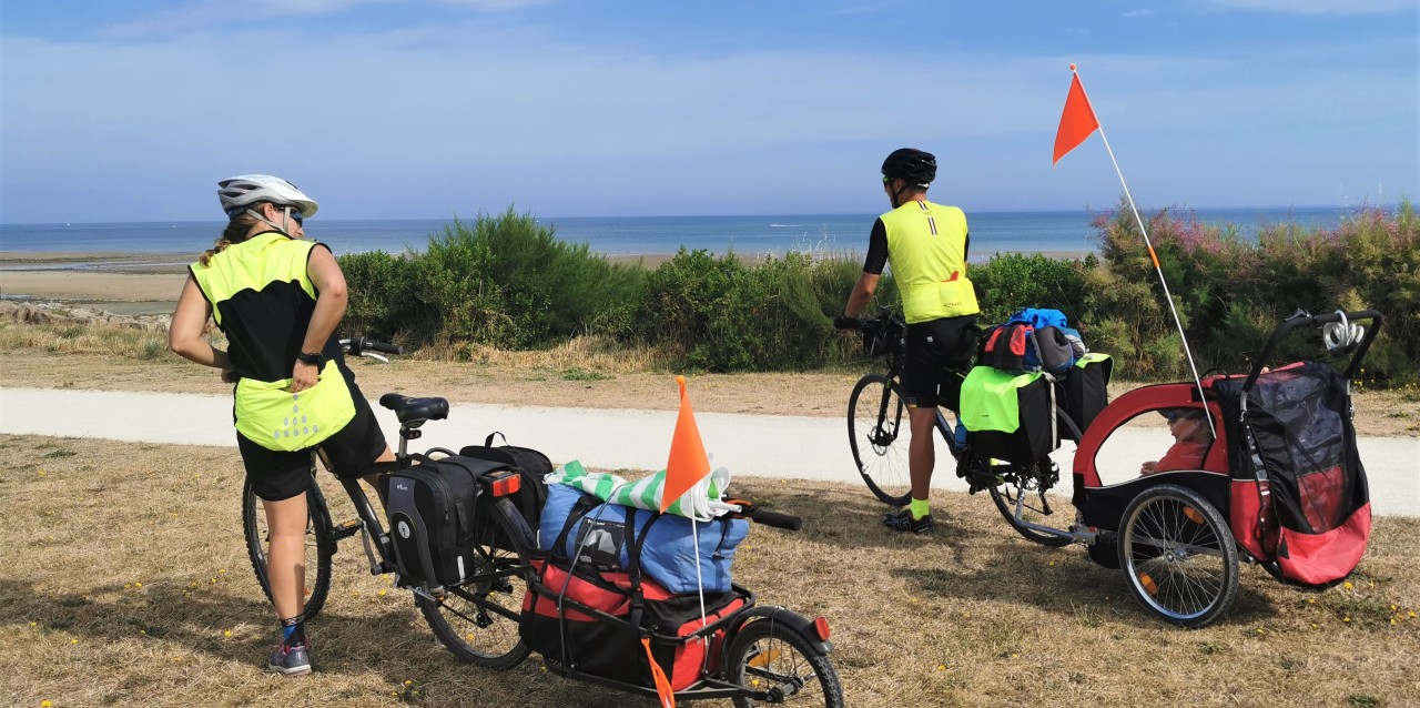 couple a vélo cyclotourisme cycle track bernieres sur mer