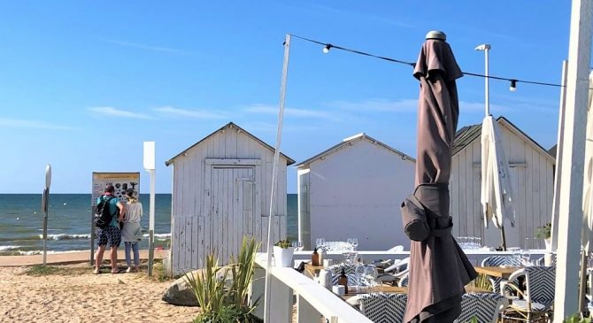 terrasse le pere tranquille restaurant vue mer cabines de plage credit mathilde lelandais 1