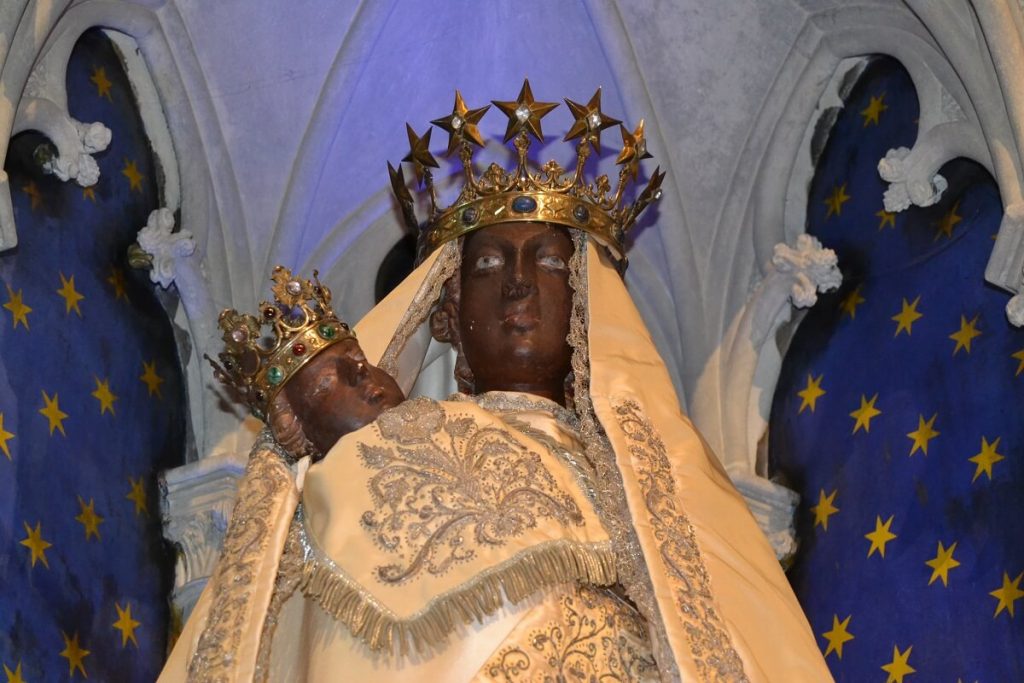 de Zwarte Madonna van de Basiliek van Douvres la delivrande credit christelle hudson